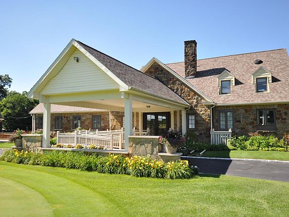 2nd image of 18 Dog Leg Dr