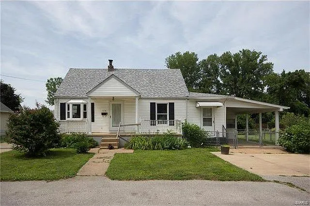 710 Leonard Ave photo 1