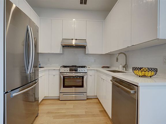 5th image of 33 Waverly St