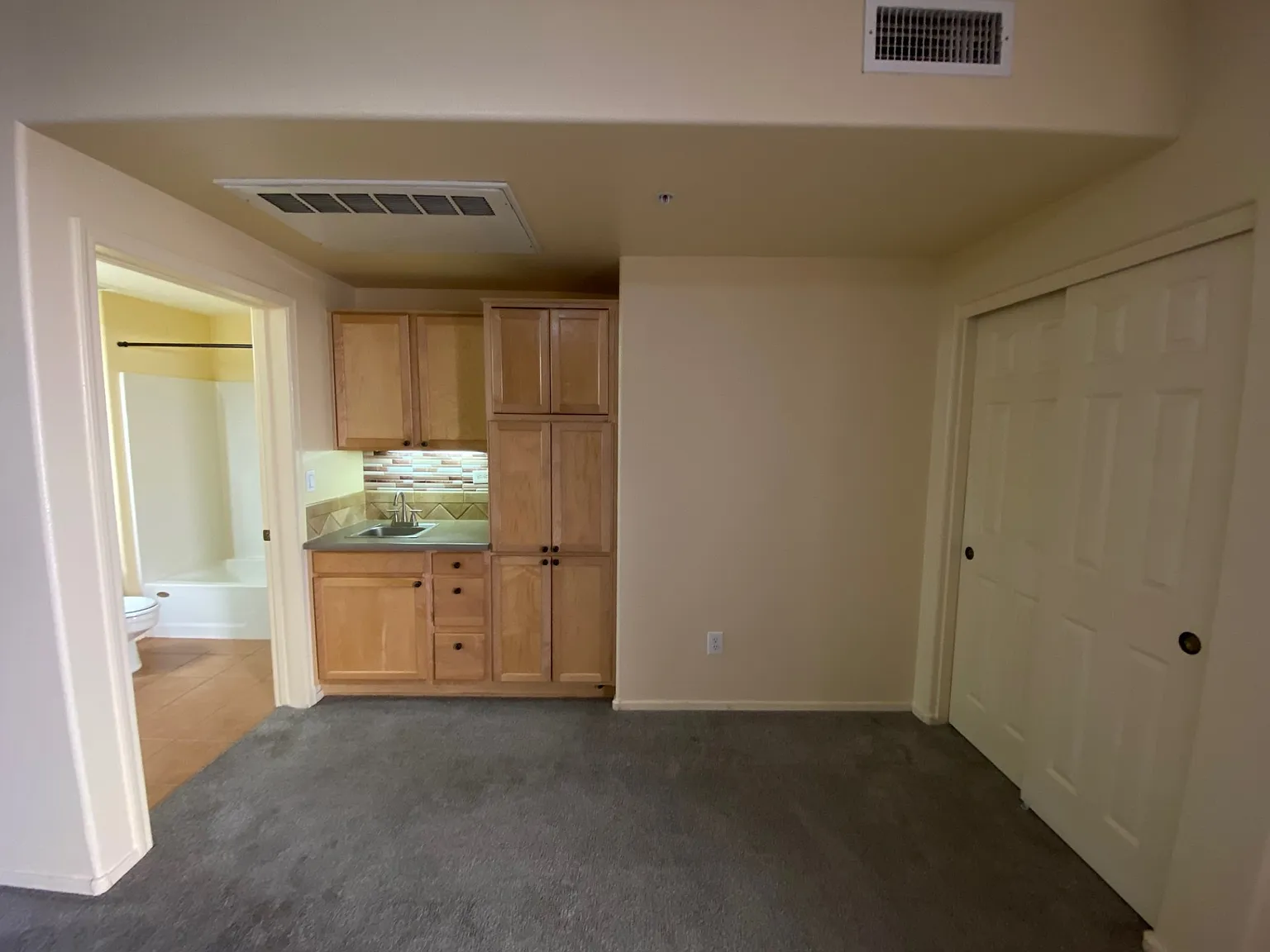 Studio, 300 sqft, $850 — Photo 3