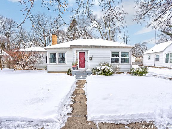 2nd image of 2033 Emerald Ave NE