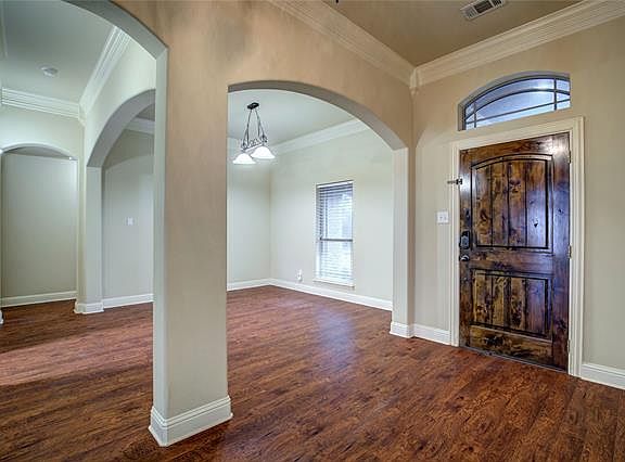 3rd image of 1012 Colonial Dr