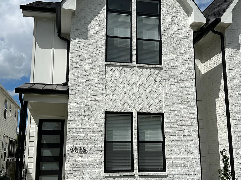 902B Knox Ave — Photo 1