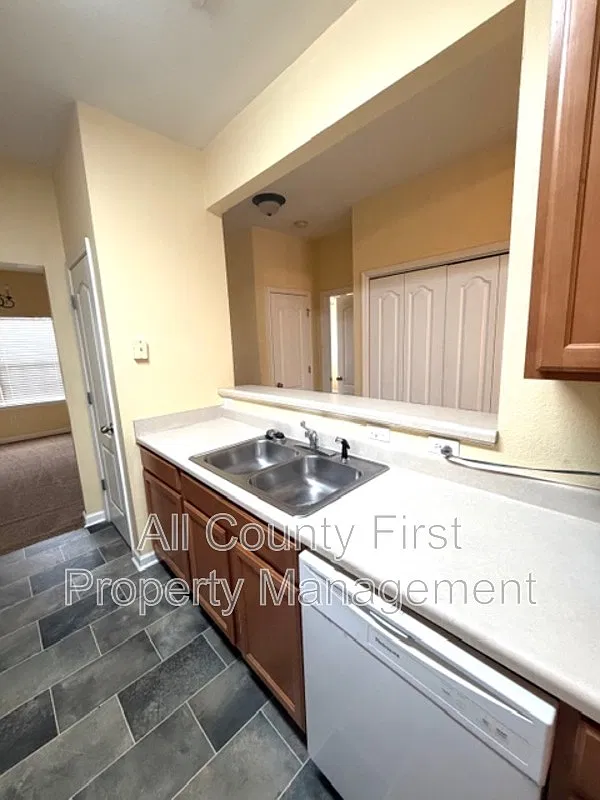 3 bed, 2.5 bath, 1359 sqft, $1,800 — Photo 4