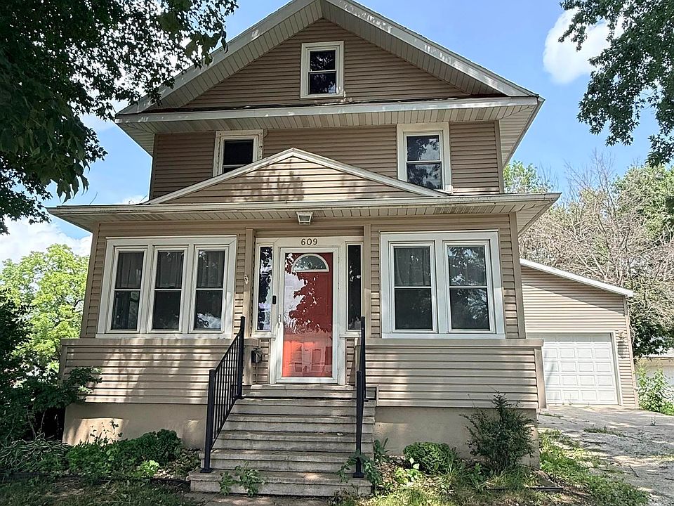 1st image of 609 1st Ave SE