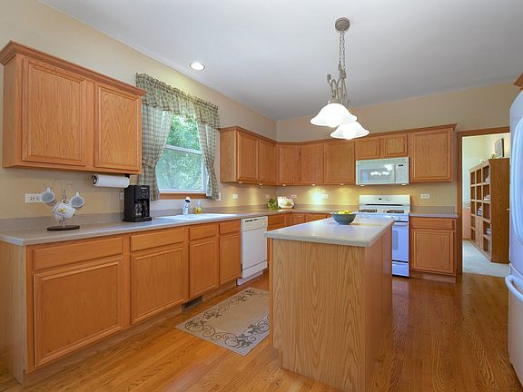 3rd image of 3166 Savannah Dr