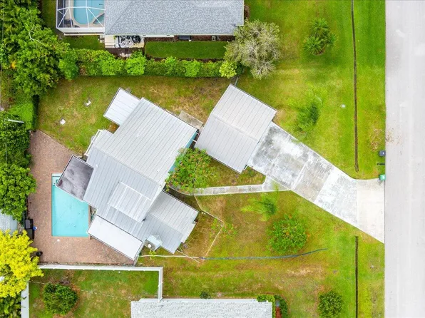 1211 SE Mendavia Avenue, Port St Lucie, FL 34952