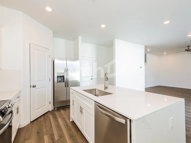 2332 Devin Ave — Photo 3