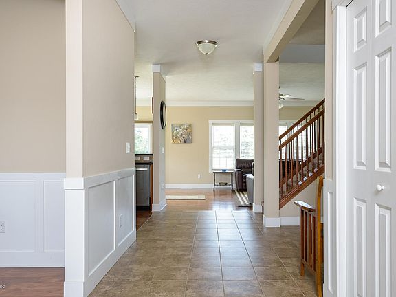 5th image of 576 Laurel Wood St