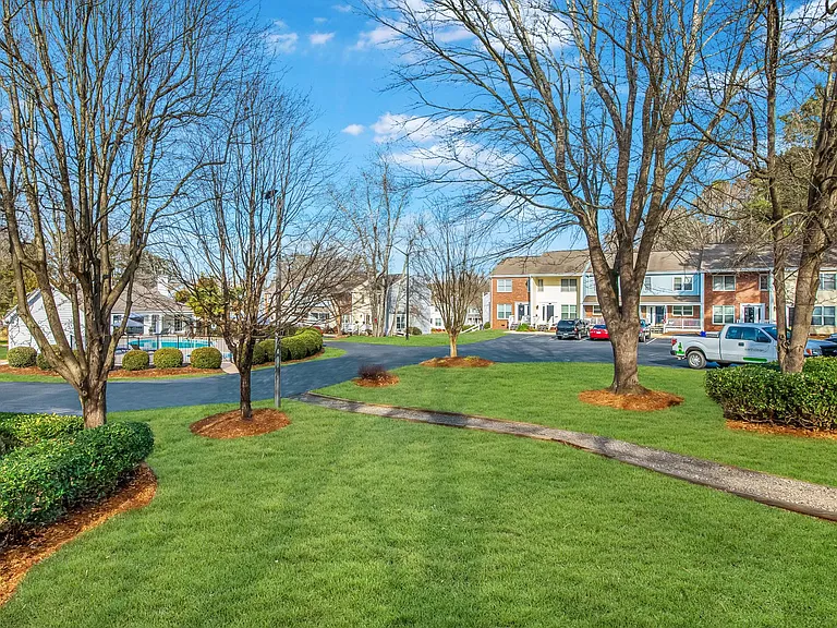 Yorktowne Village — Photo 10