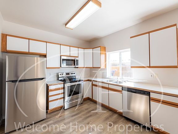 4th image of 23 NW Earl Ln #0