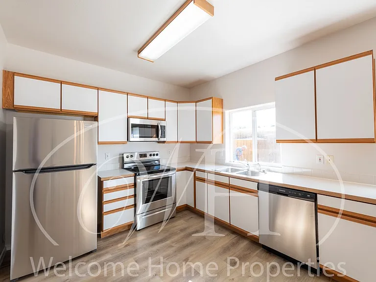 23 NW Earl Ln — Photo 4