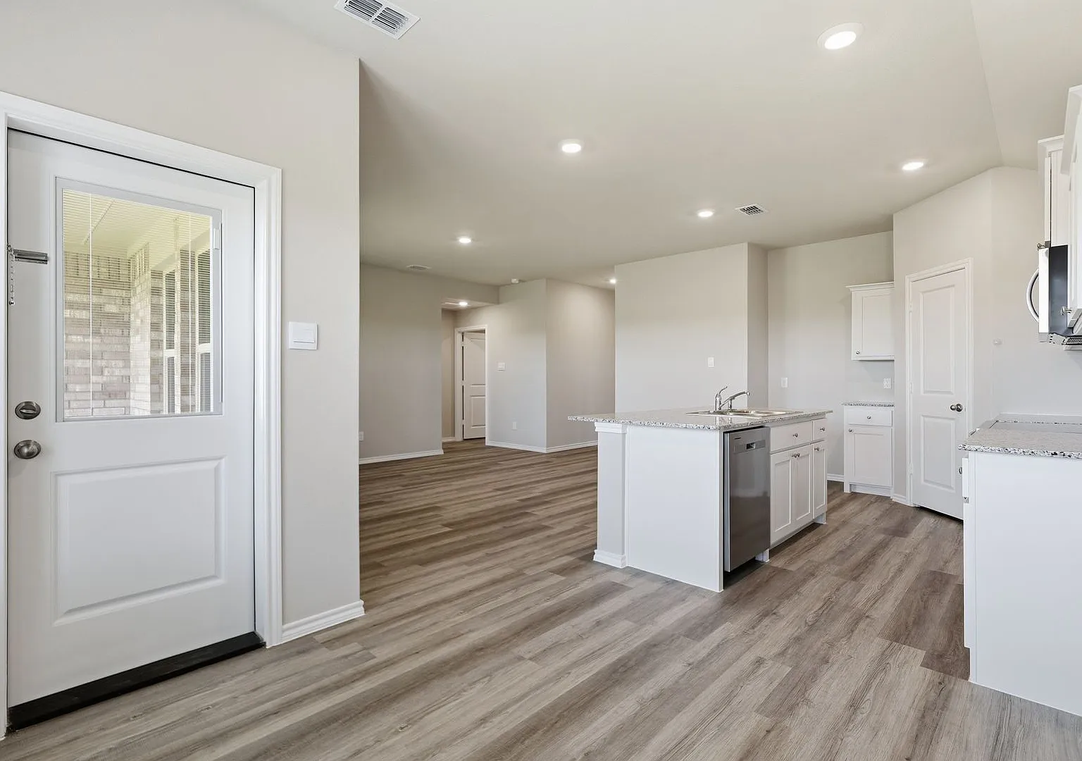 Contemporary in Cleburne! — Photo 4