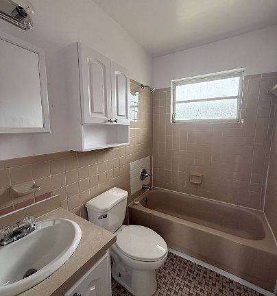 2nd image of 2847 Jackson St #2