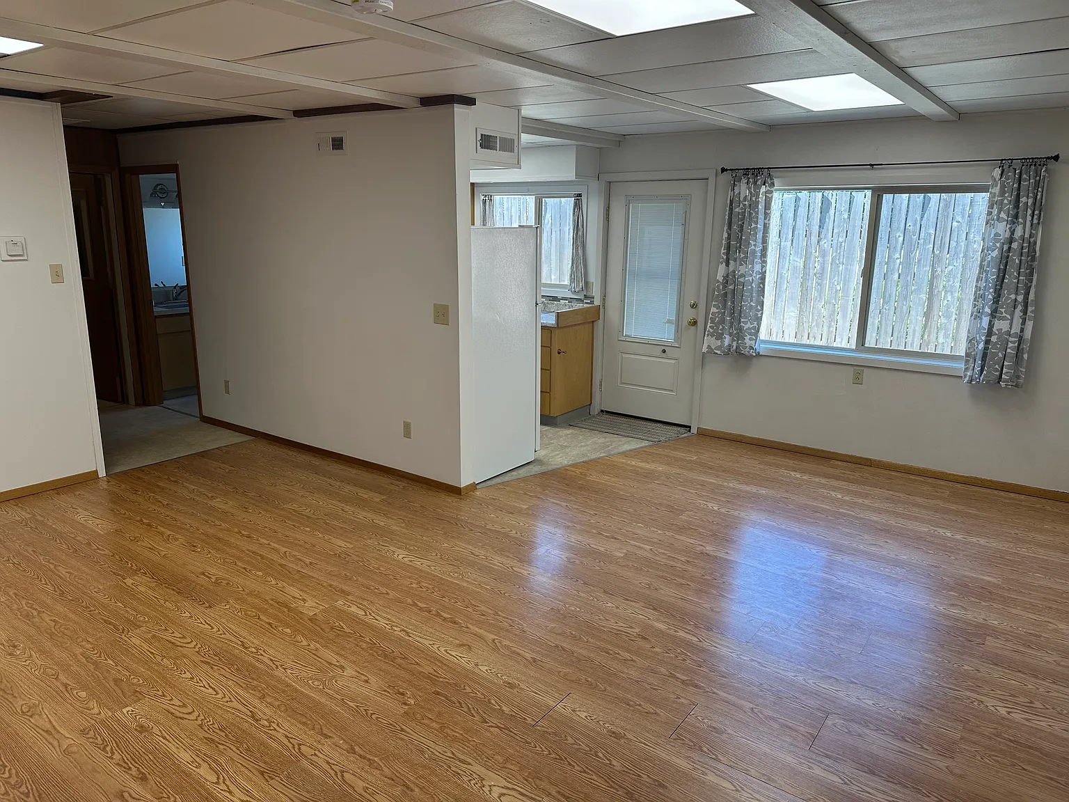 3 bed, 1.5 bath, 1400 sqft, $2,190 — Photo 1