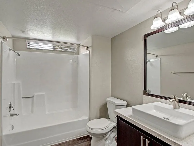 Del Flora Apartments — Photo 12
