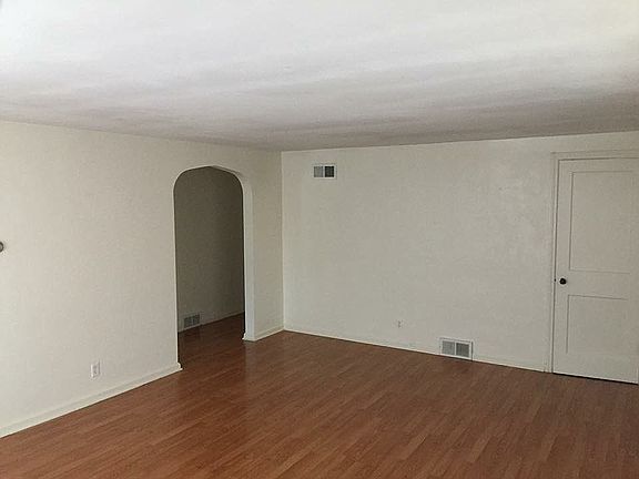 4th image of 335 Woodley Ave