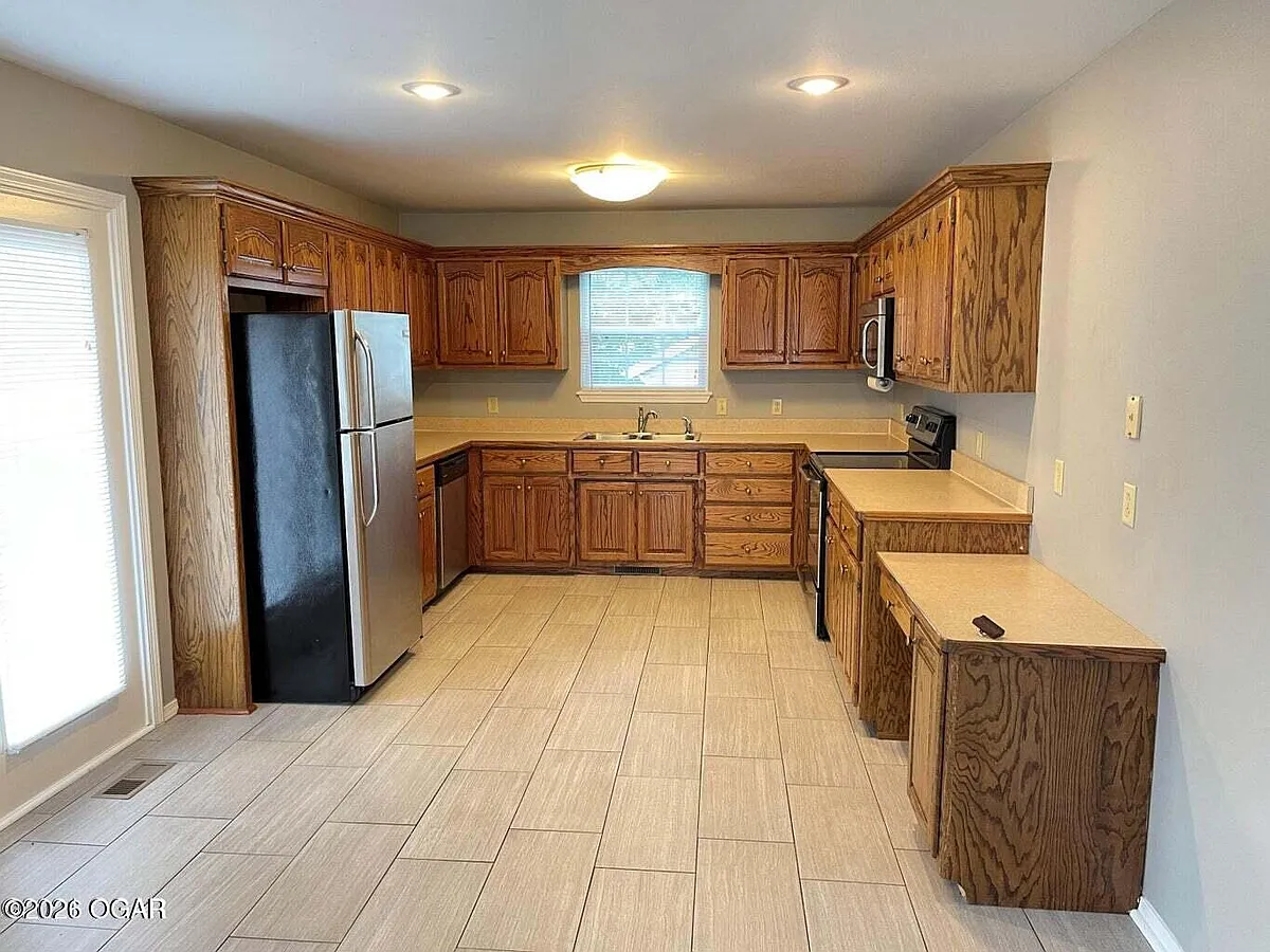 Building Photo - 915 Briarview Dr