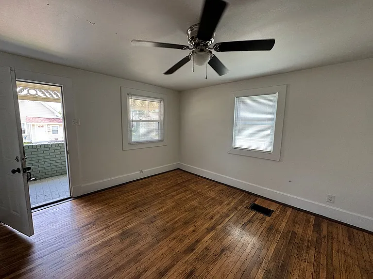 210 N Richland St — Photo 5