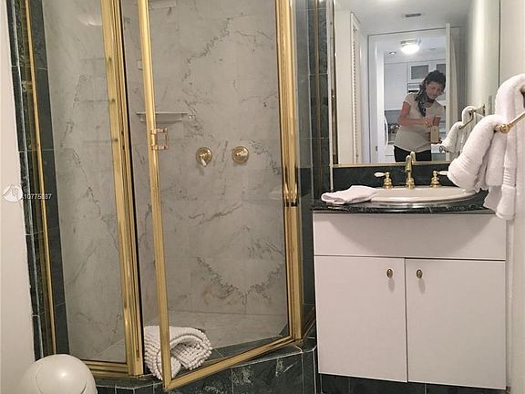 5th image of 2555 Collins Ave #2307-1