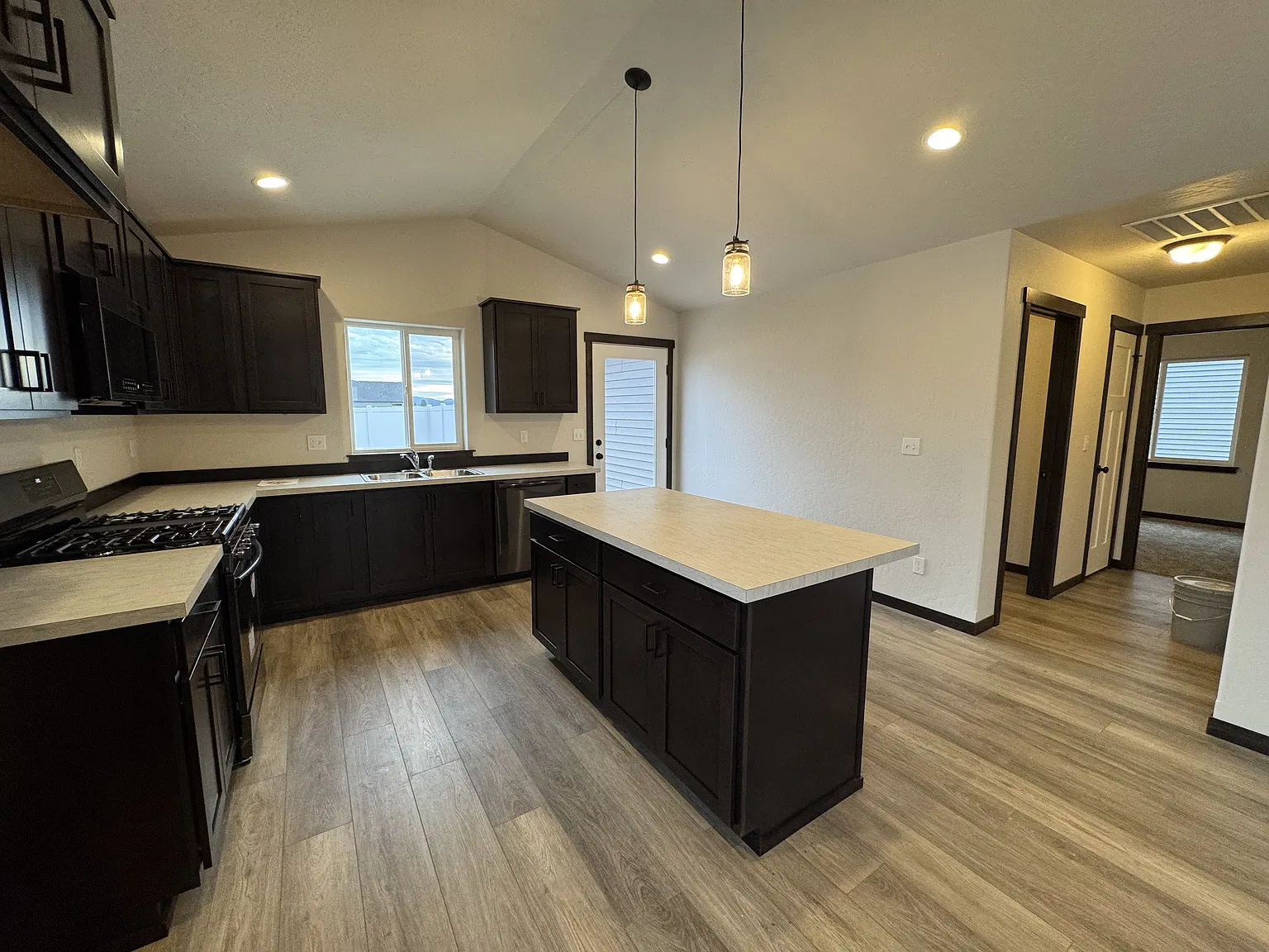3 bed, 1260 sqft, $2,350 — Photo 3