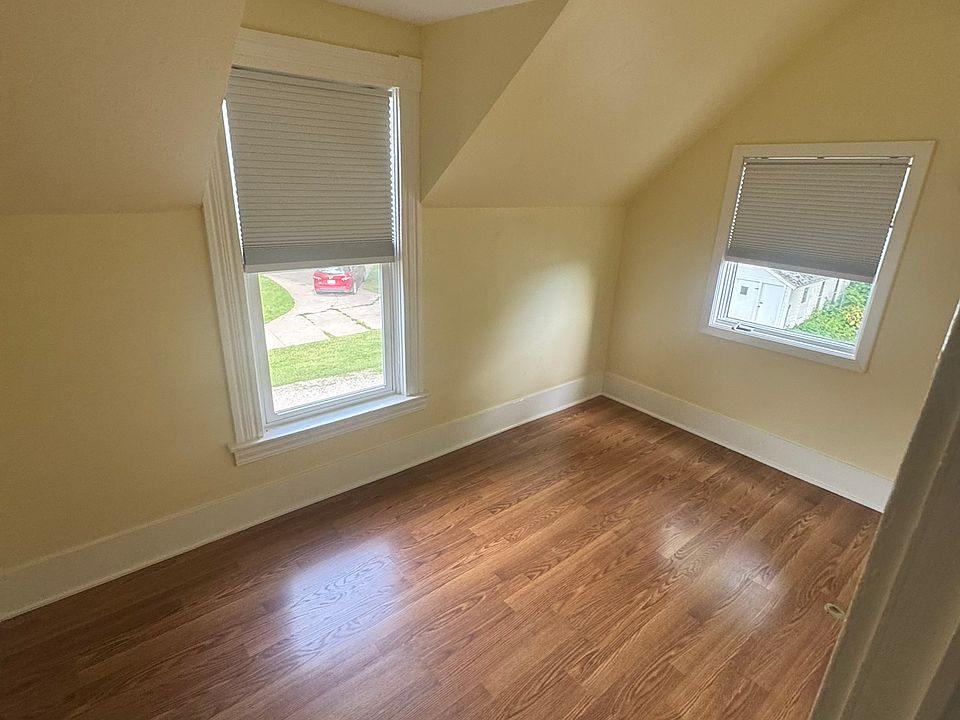 1st image of 208 2nd St SW #B