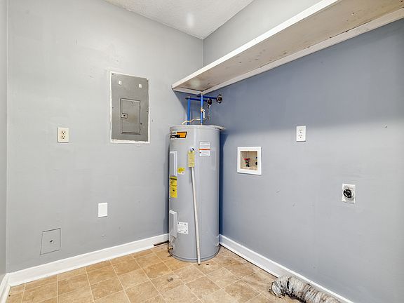 5th image of 4822 Long Branch Dr