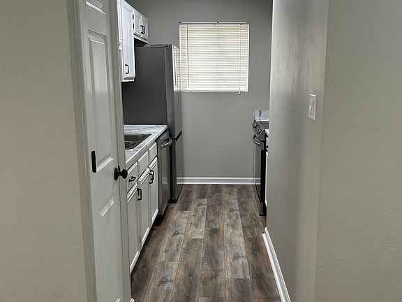 3rd image of 476 Richview Park Cir W