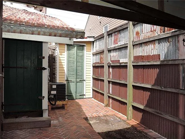 935 Touro St — Photo 15