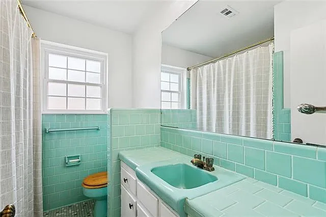 110 N Dabney Dr — Photo 19