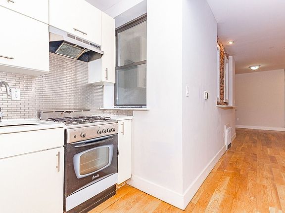 3rd image of 1420 Putnam Ave #4S