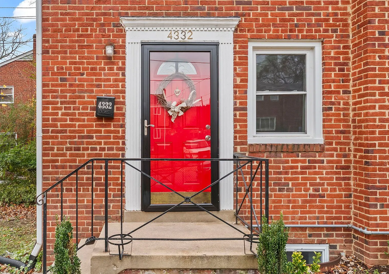 Bright 2BR/2BA Home with Private Backyard in Alexandria — Photo 4