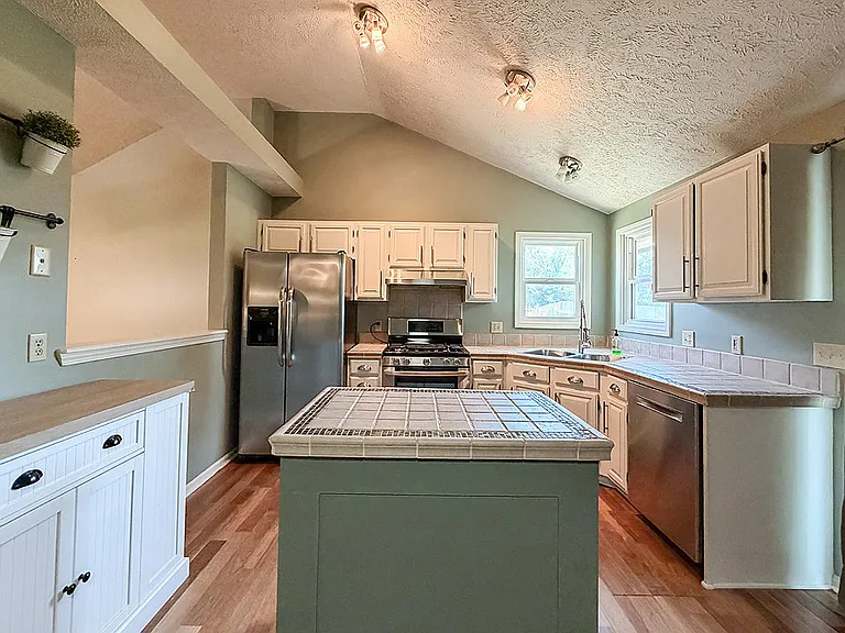 Kitchen and Eat In Area