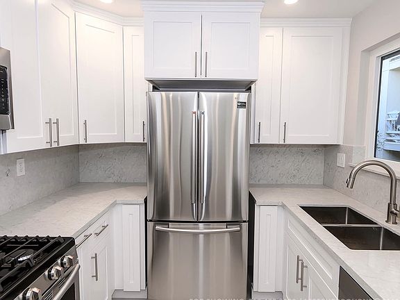 5th image of 1055 S Sherbourne Dr