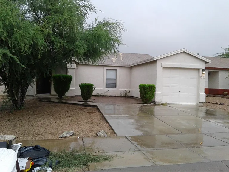 2569 E Windsor Castle Ln — Photo 2