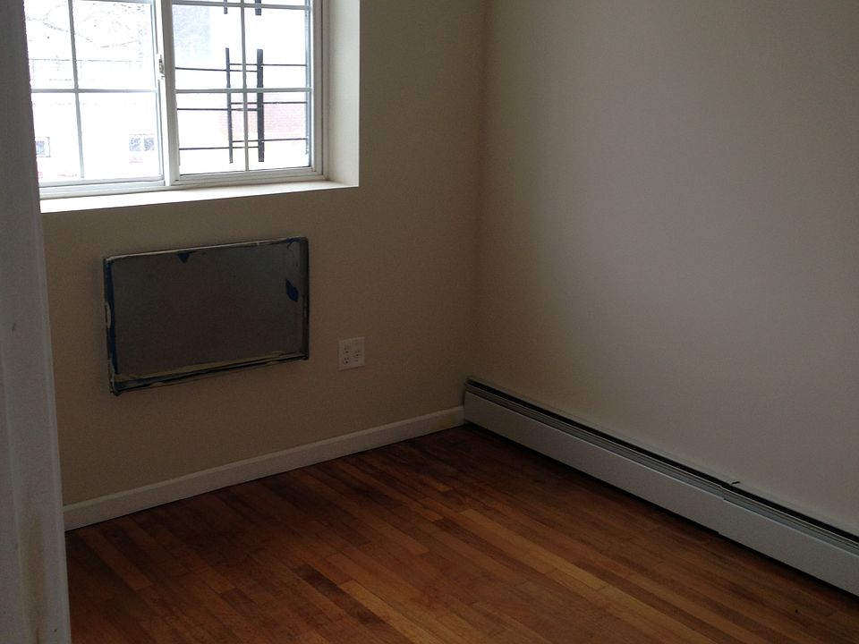 2nd image of 1394 Park Pl #2