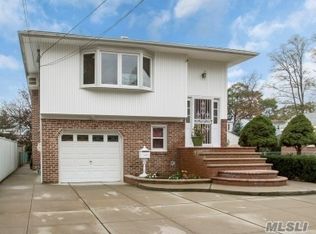 160 E Oxford St, Valley Stream, NY 11580