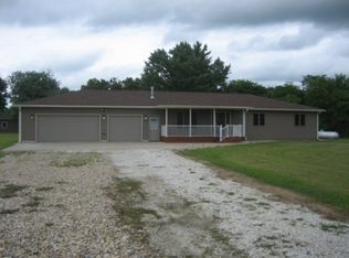 1967 140th St, Cameron, IL 61423