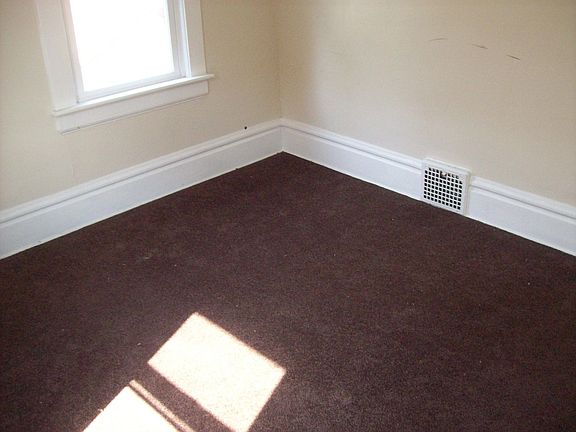 4th image of 211 W Miller Ave