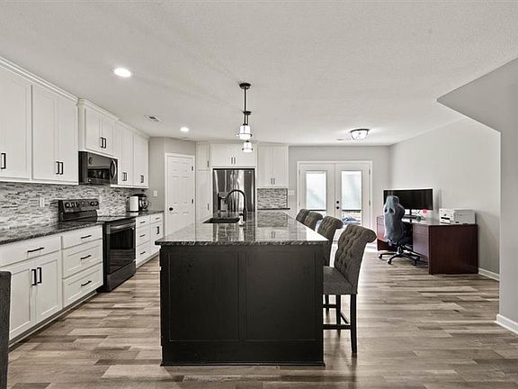 5th image of 303 W Chestnut St