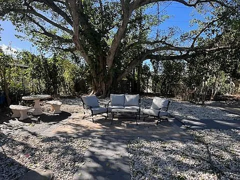 2 bed, 1.0 bath, 2190 sqft, $2,600 — Photo 2