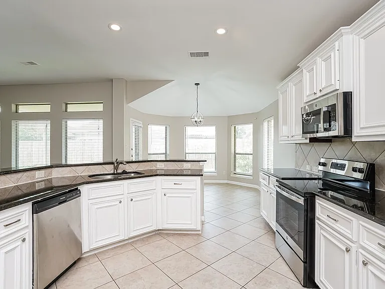 5403 Belvedere Dr — Photo 7