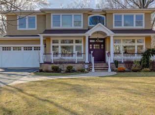 43 Rockhill Rd, Roslyn Heights, NY 11577