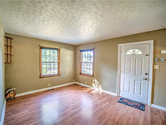 5th image of 5033 Manker St