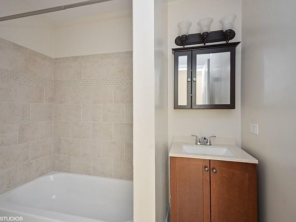 4th image of 823 W Cornelia Ave APT 119