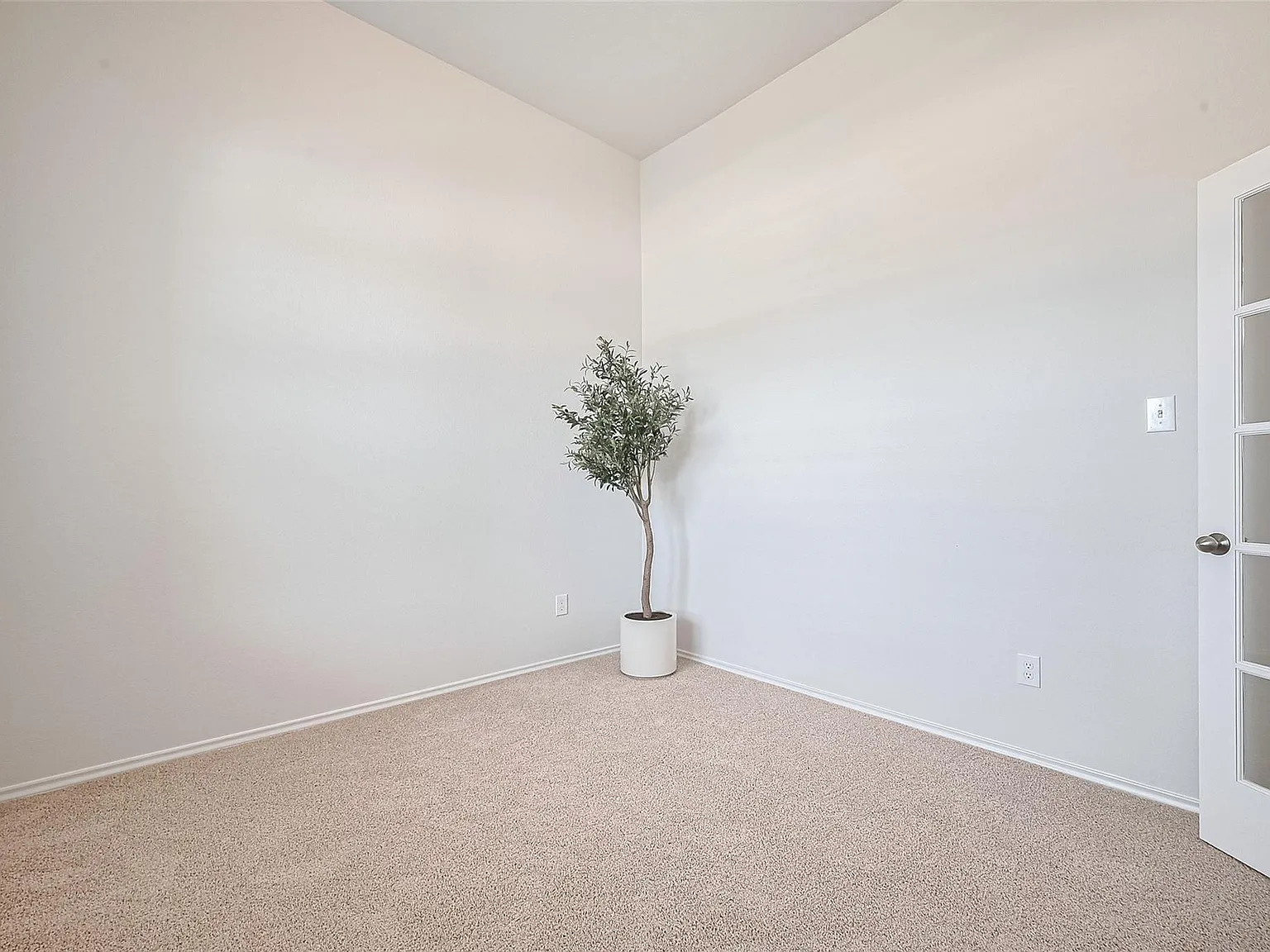 4 bed, 3.5 bath, 2846 sqft, $2,750 — Photo 3