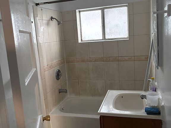 4th image of 2546 Kelburn Ave