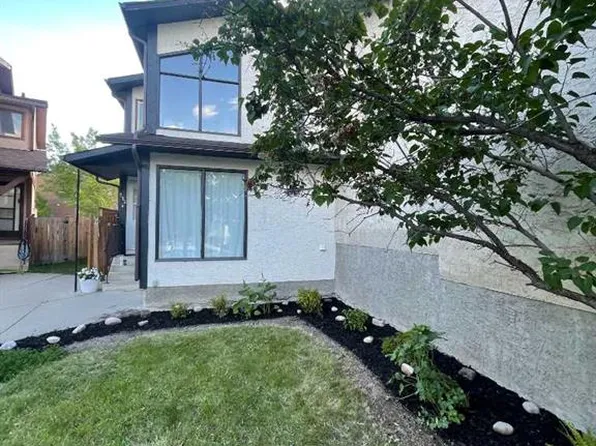 212 E Cedarbrook Bay SW, Calgary, AB T2W 4R4