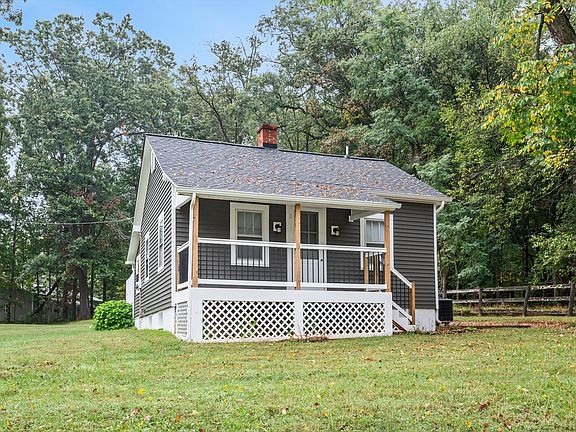 Charming Cottage on 0.90 Acre Lot