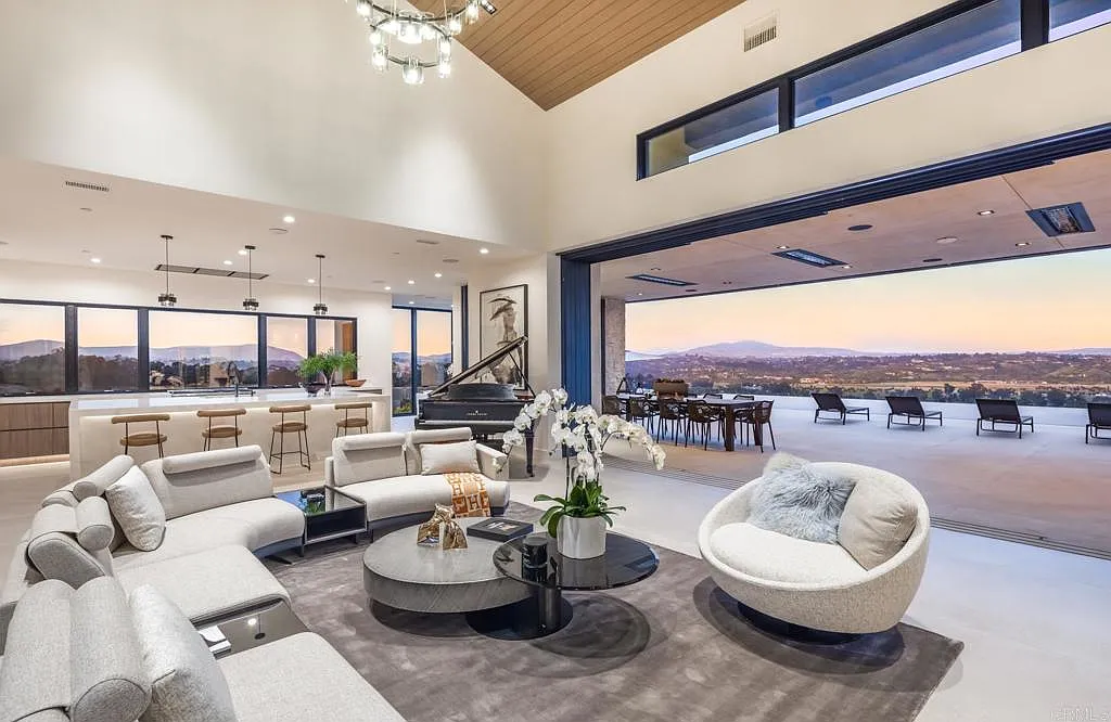 5 bed, 8.0 bath, 7950 sqft, $58,000 — Photo 1